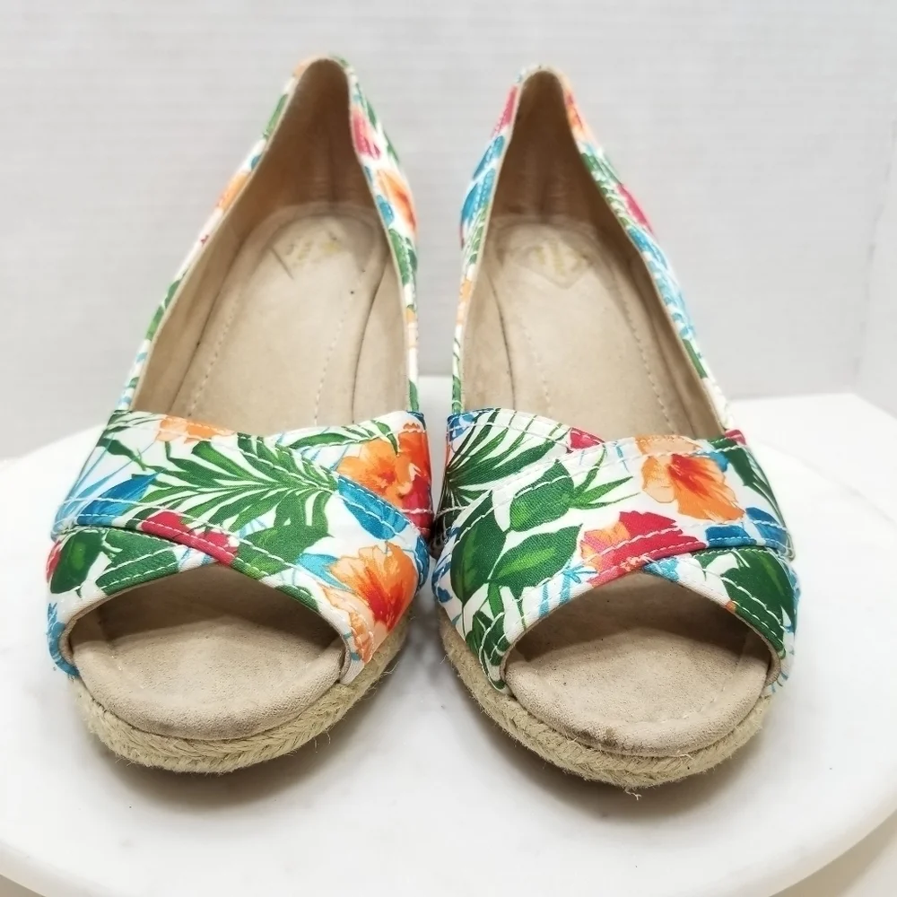 St. John's Bay Tropical print‎ 8.5 espadrille wedge